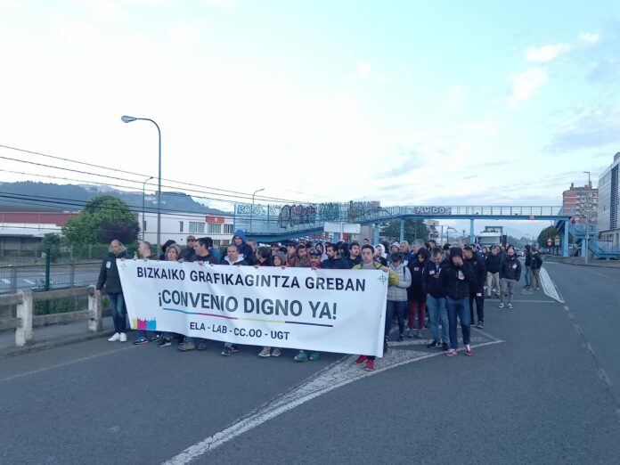 Los trabajadores de artes gráficas de Bizkaia vuelven a protestar por un convenio digno con una marcha entre Derio y Zamudio